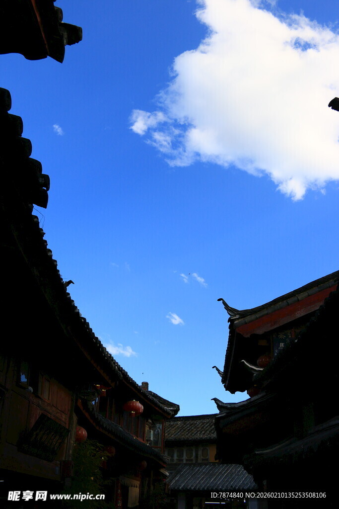 古巷蓝天古建筑美景