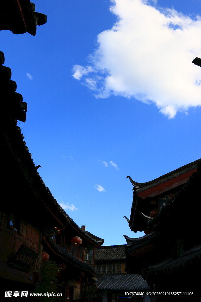 古建屋檐下的蓝天白云