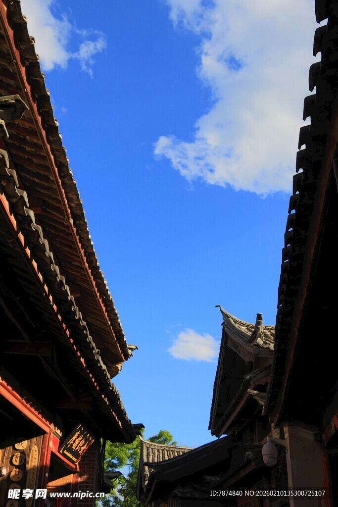 古建屋檐下的蓝天景致