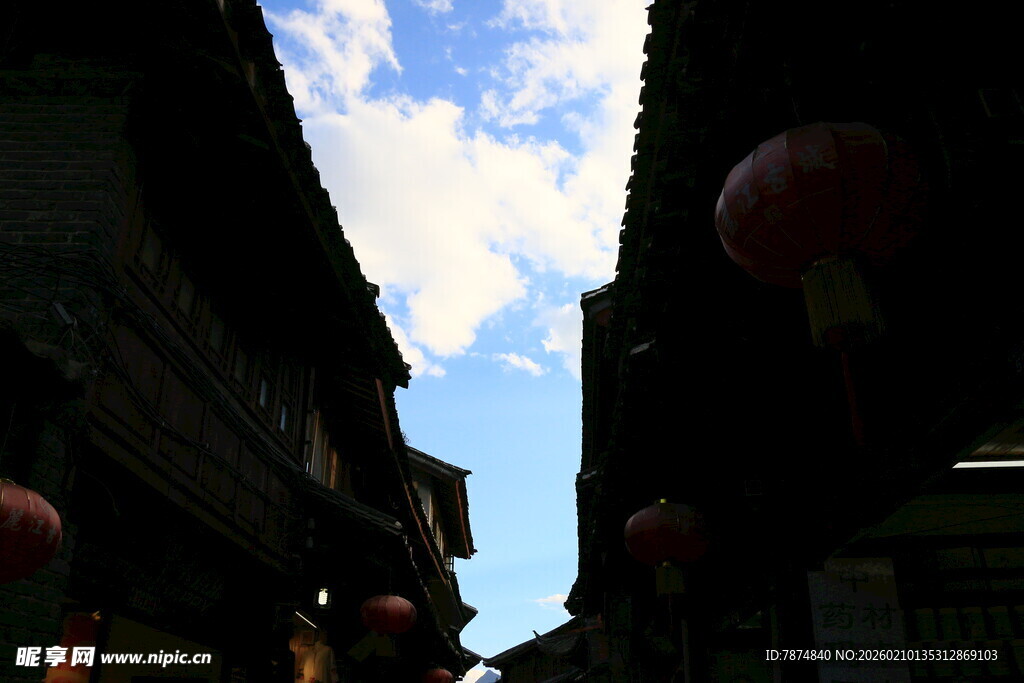 古街屋檐下的蓝天白云