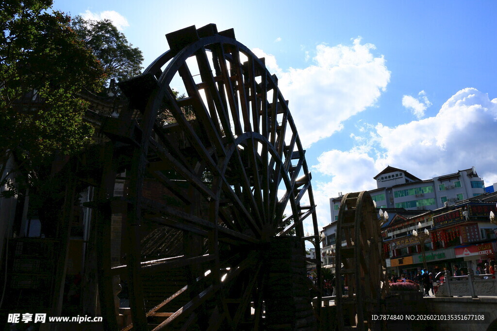 古老水车屹立于户外景观