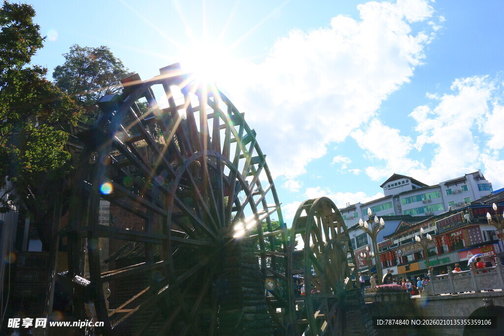 游乐园中的摩天轮与建筑