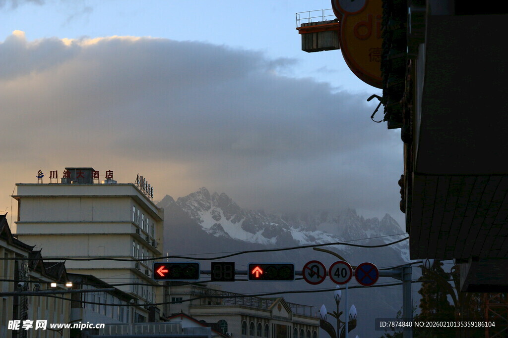 城市街景中的远山与交通灯