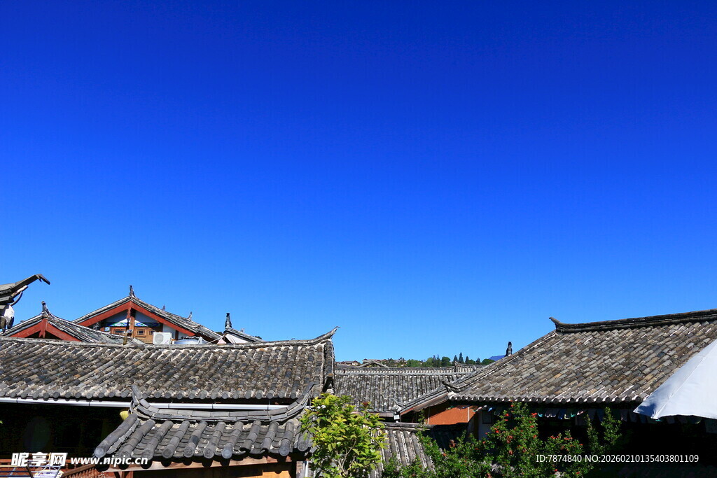 古村落屋顶与蓝天景致