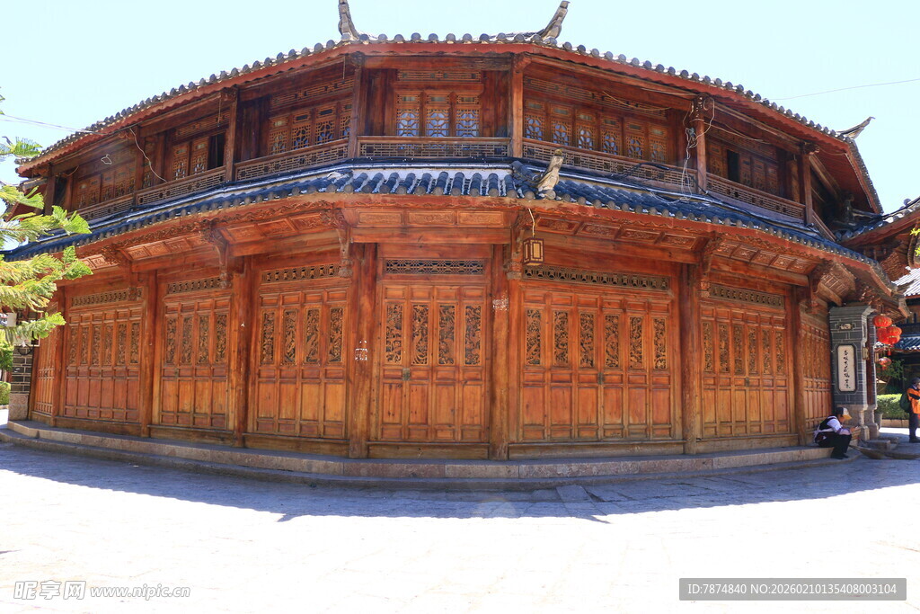 传统中式圆形木质古建筑