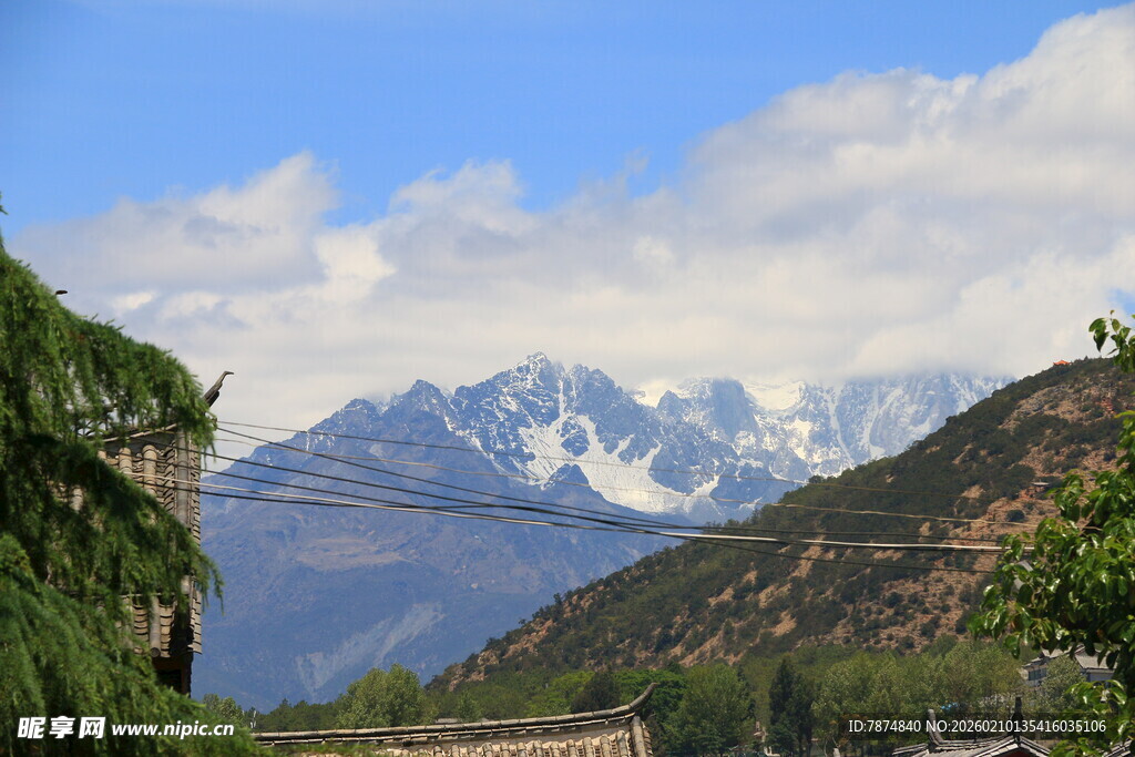 雪山远景与山间绿植景观