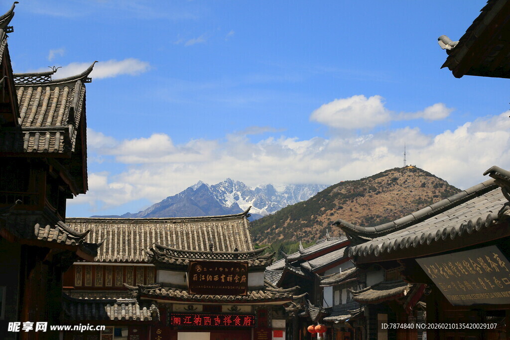 古街远眺雪山美景