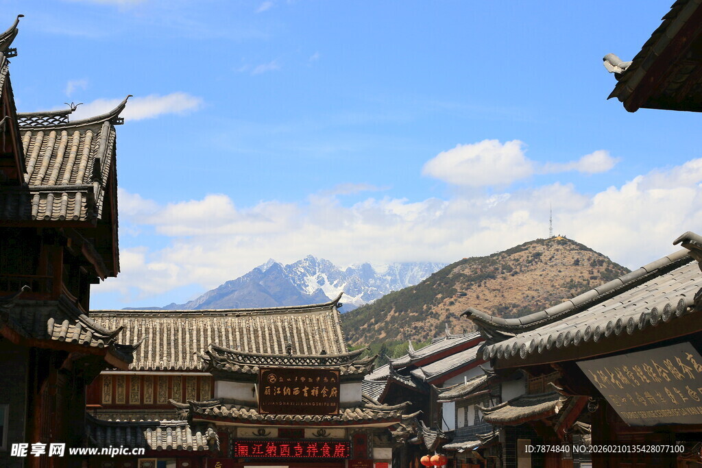 古街远眺雪山美景