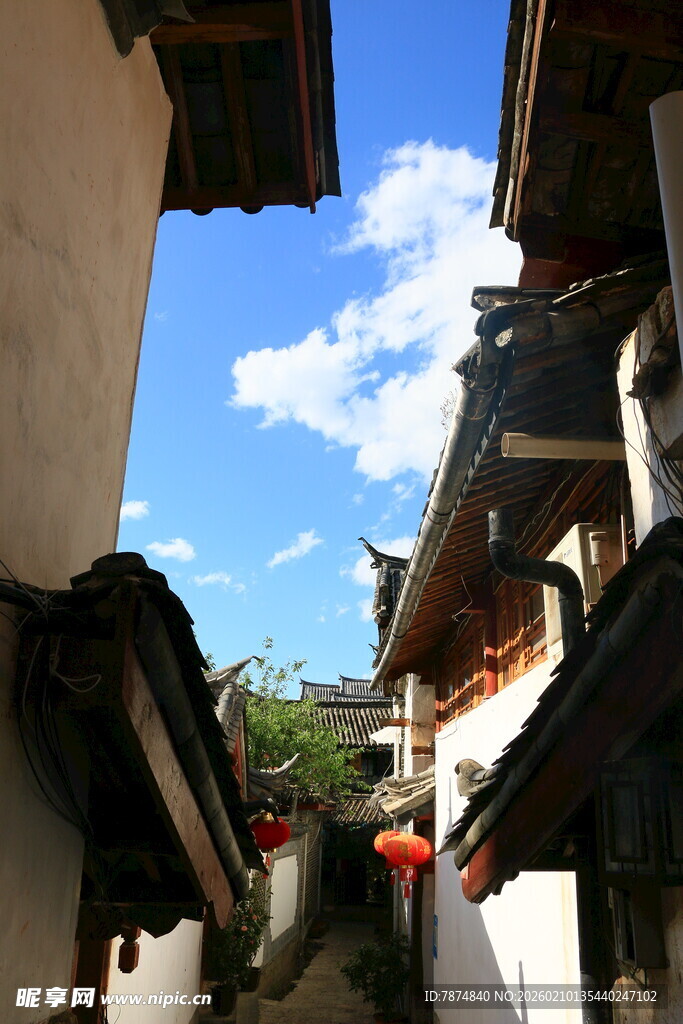 古巷屋檐下的一抹蓝天