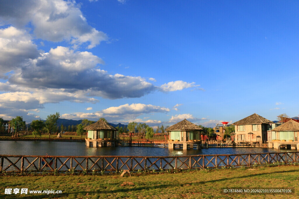 湖畔美景 屋舍与蓝天相映