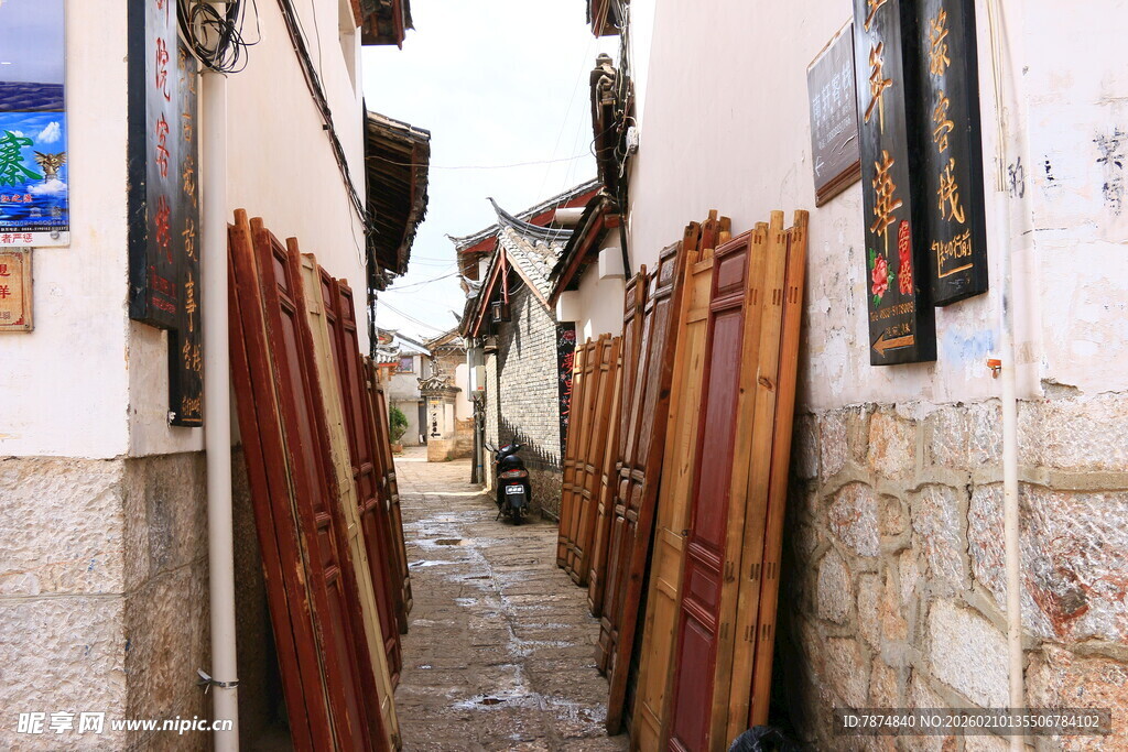 古巷中排列的木质物品