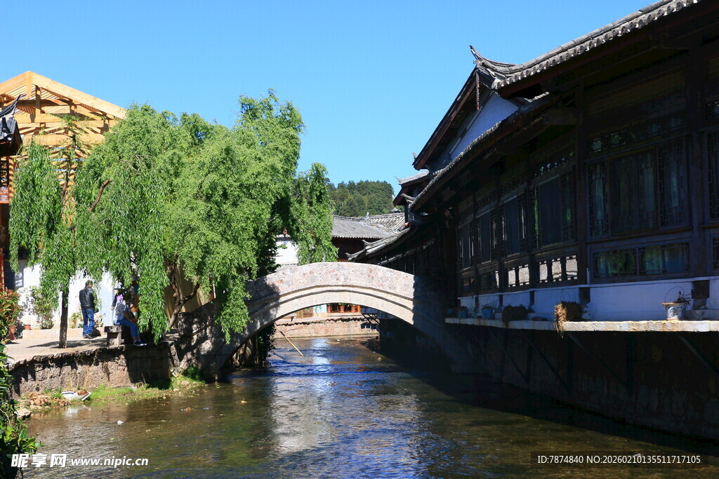 古桥流水旁的中式建筑