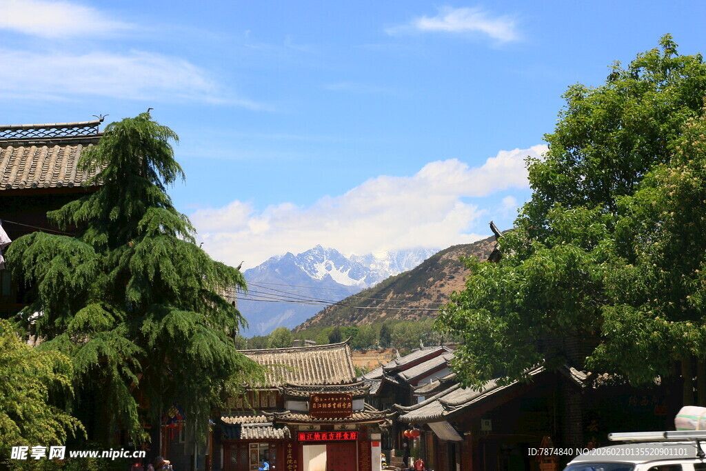 古村风光与远处雪山