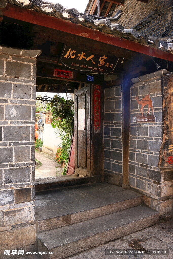 古旧砖墙中式门庭一角