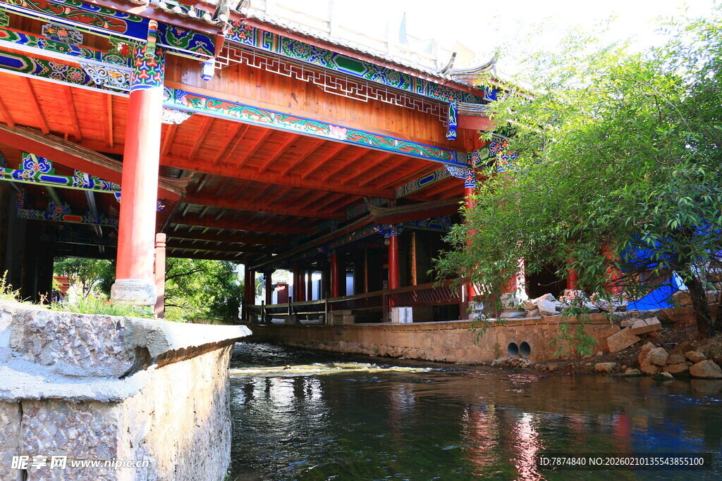 古桥横跨碧水绿树间