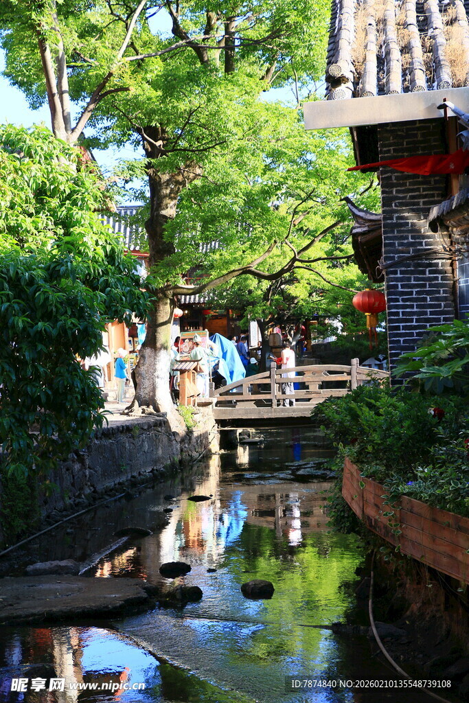 日式庭院中的石桥与游人