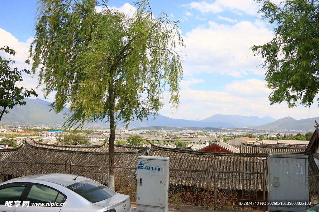 户外停车处的绿树与远山