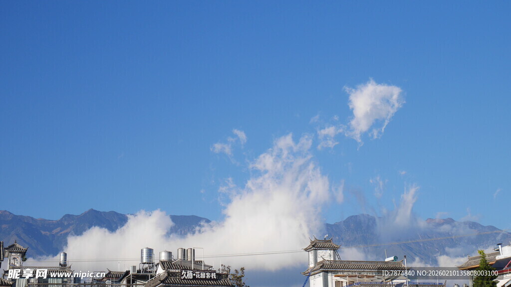 蓝天白云下的城镇远景