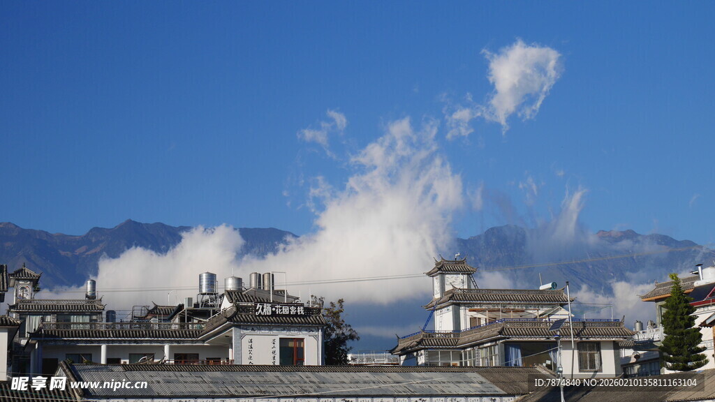 蓝天白云下的古朴建筑群