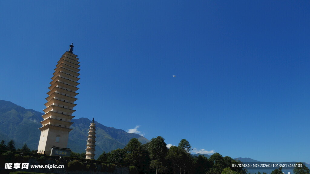 巍峨古塔映蓝天
