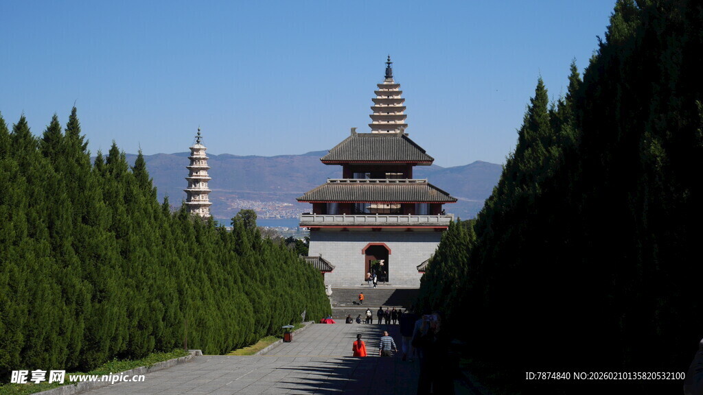 古寺宝塔映于葱郁林间
