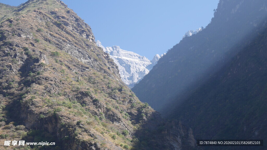 山谷间的壮丽山景