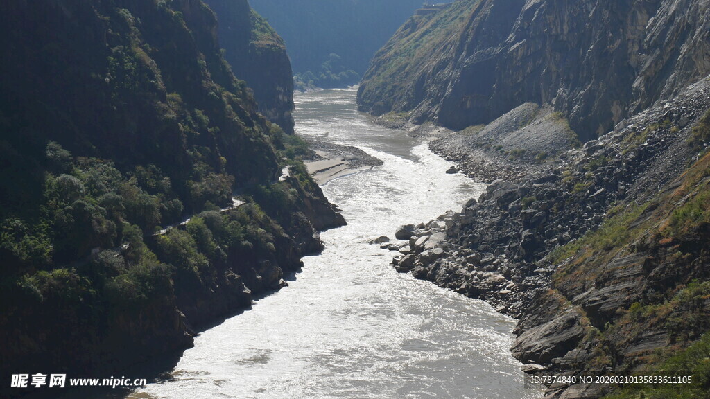 峡谷间奔腾的湍急河流