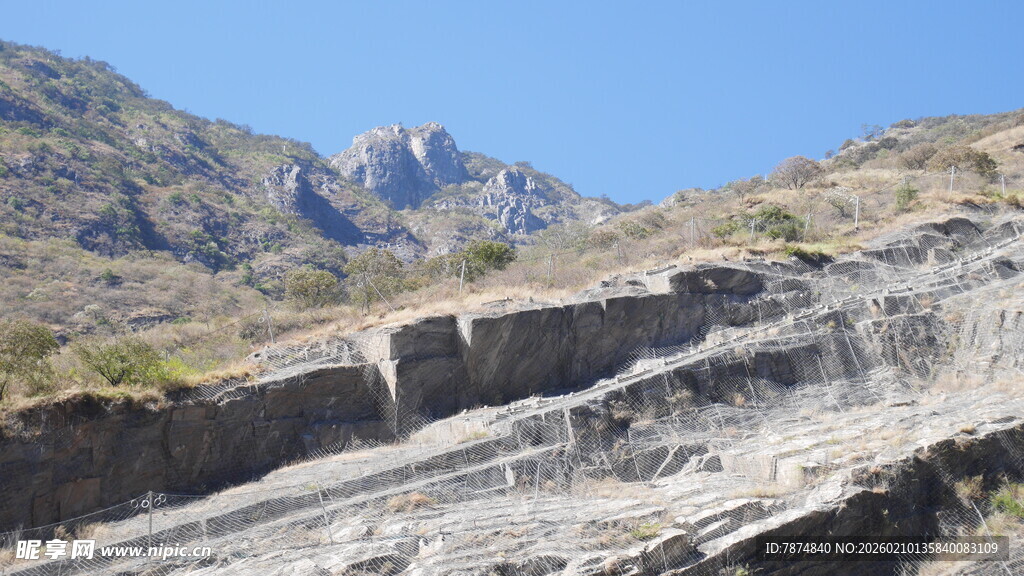 山间壮观石灰华地貌景观