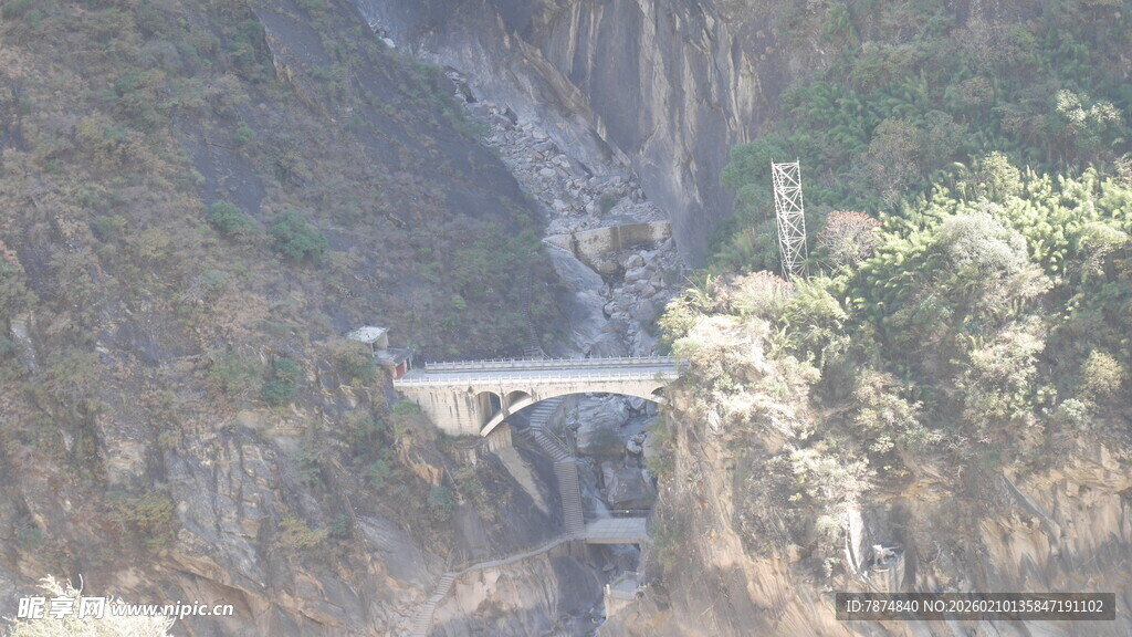 山间悬空桥梁景观