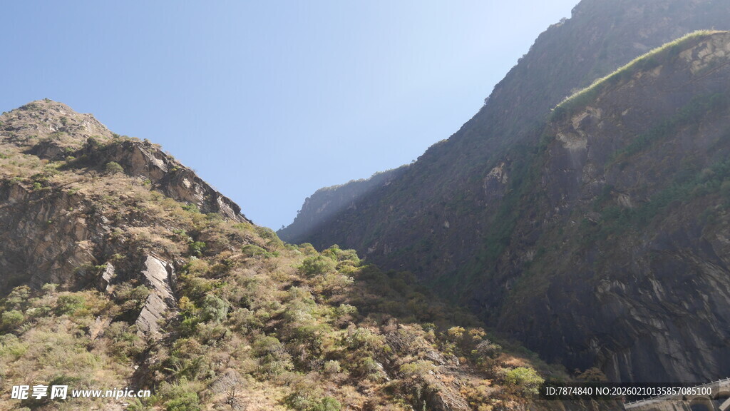 山间小道穿行壮丽山谷