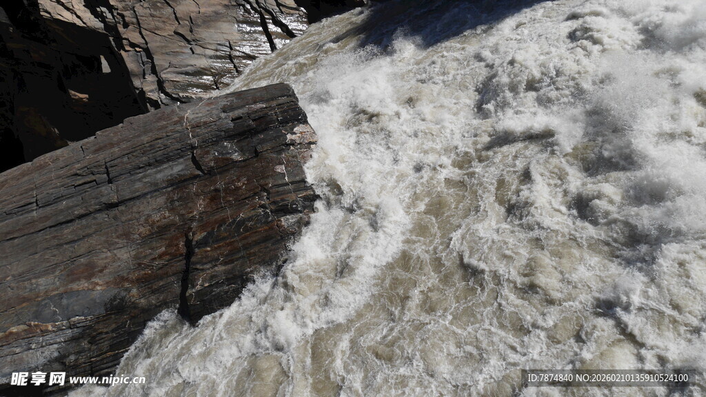 湍急河流中的白色浪花