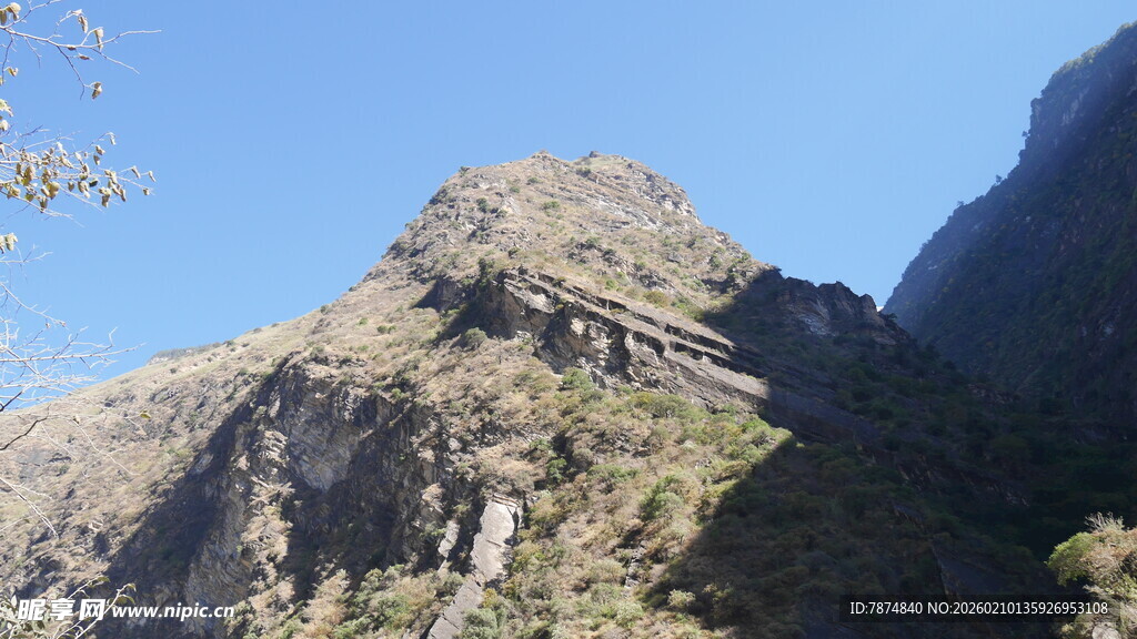 巍峨山峦 峭壁间绿意点缀