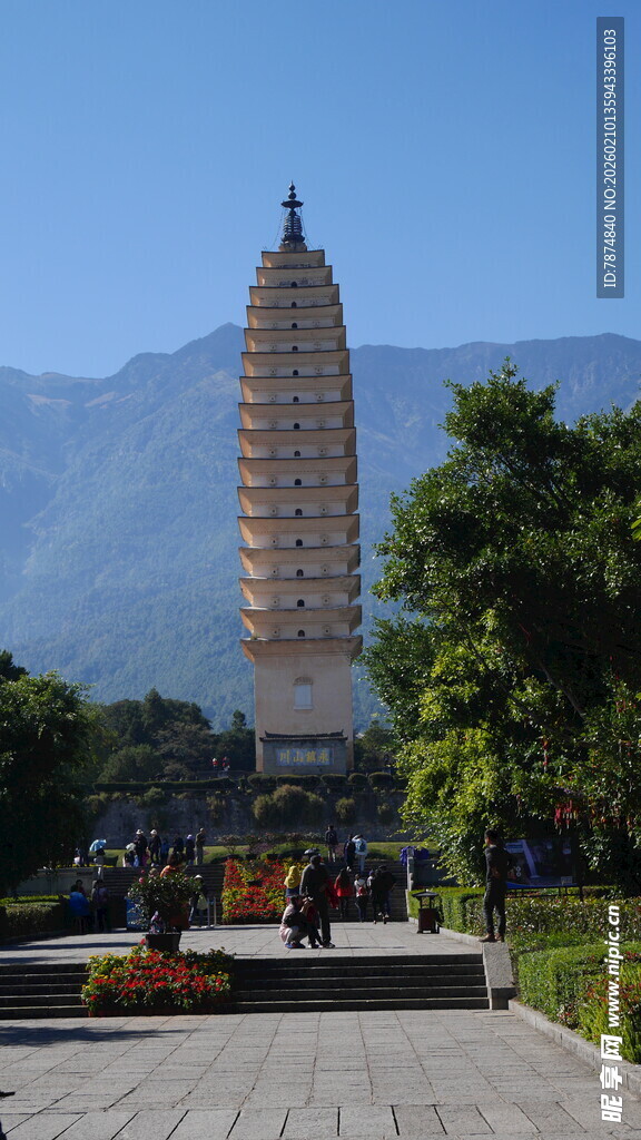 巍峨古塔屹立于山水间