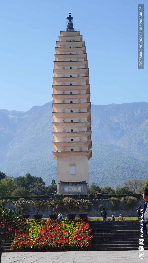 巍峨古塔屹立于繁花绿树间