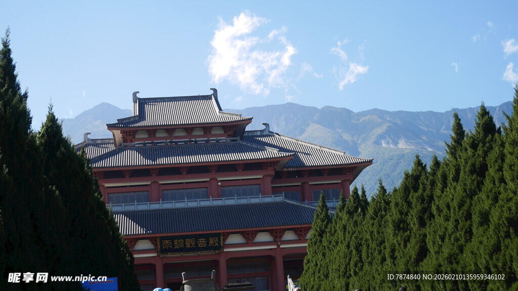 中式古建筑映衬于山林间