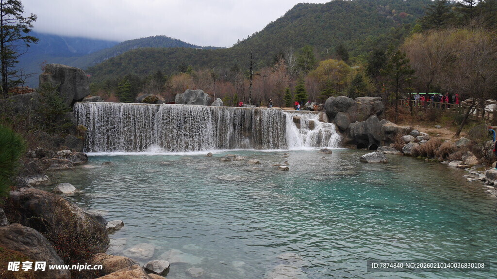 山间秀丽瀑布与清澈湖水