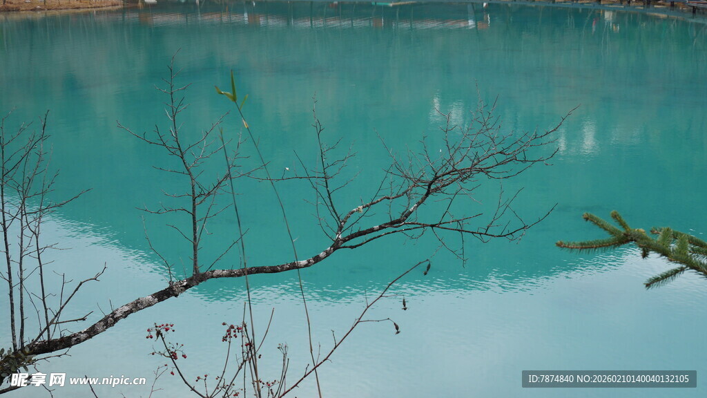 清澈蓝绿色湖水景致