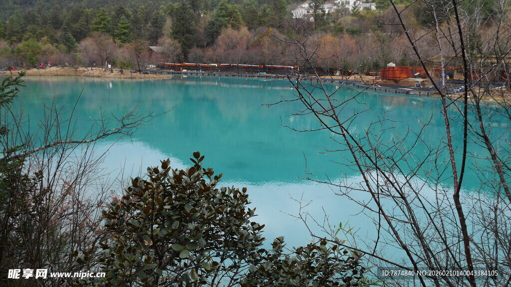 蓝绿色湖水与周边景致