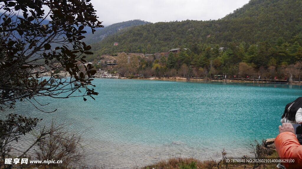 湖畔美景 人赏秀丽山水