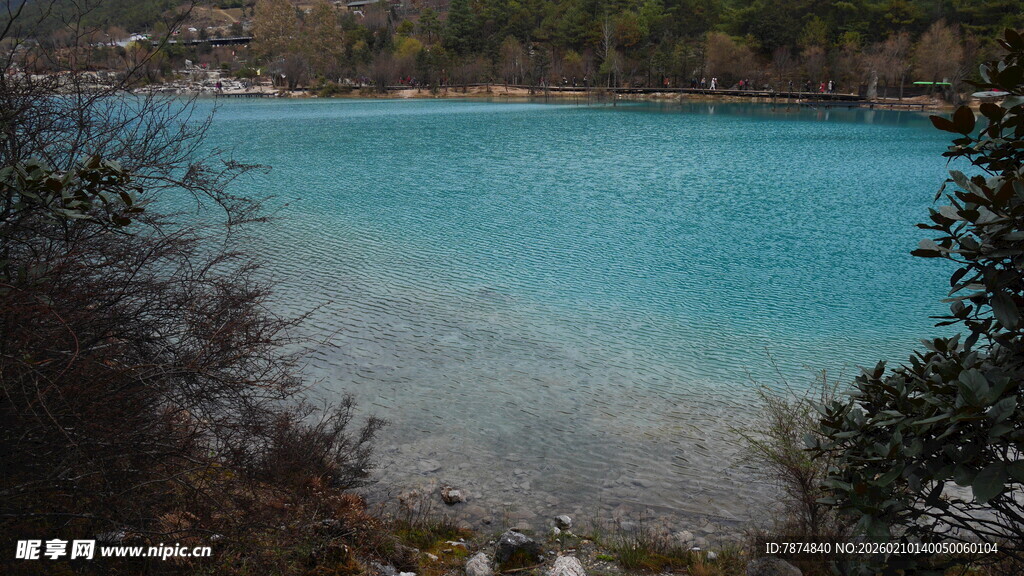 蓝湖美景 周边林木环绕