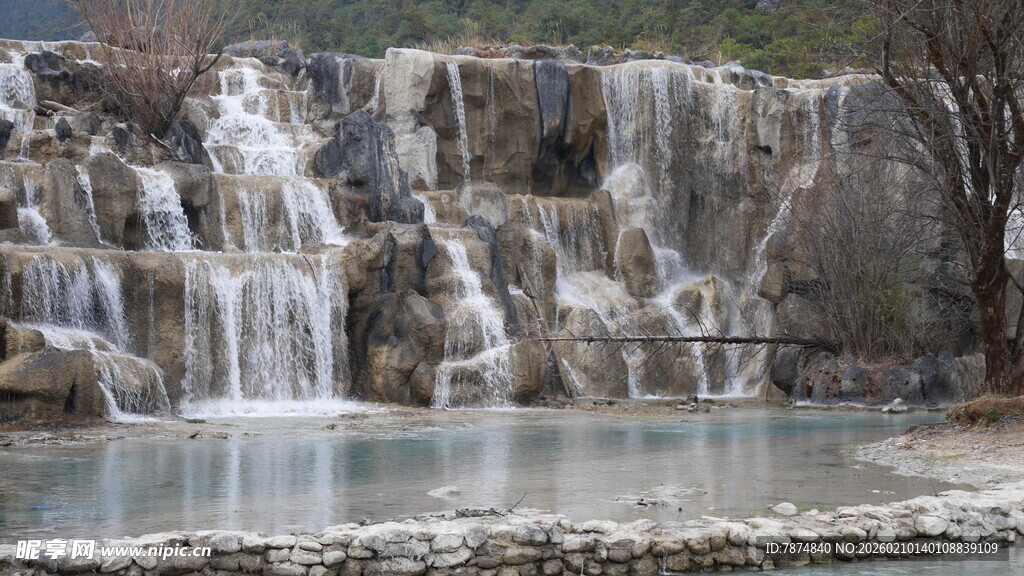 山间层叠瀑布景观