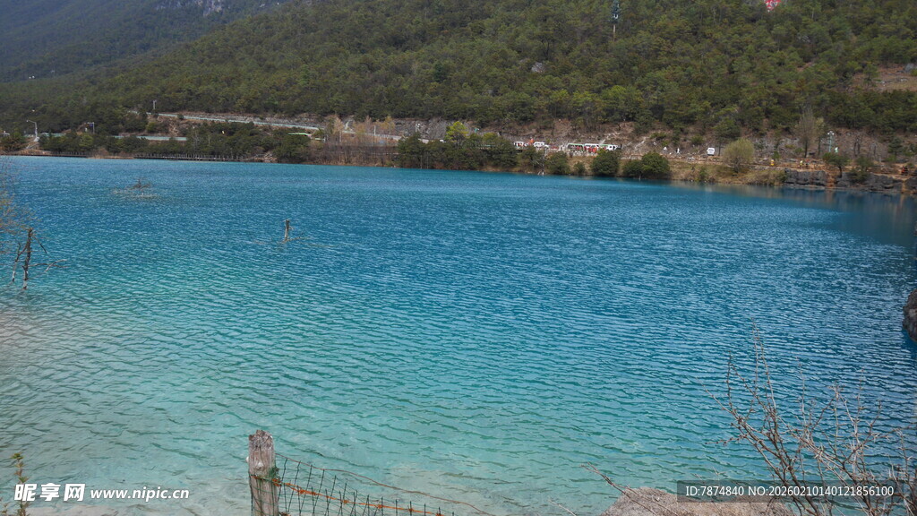 清澈蓝湖美景