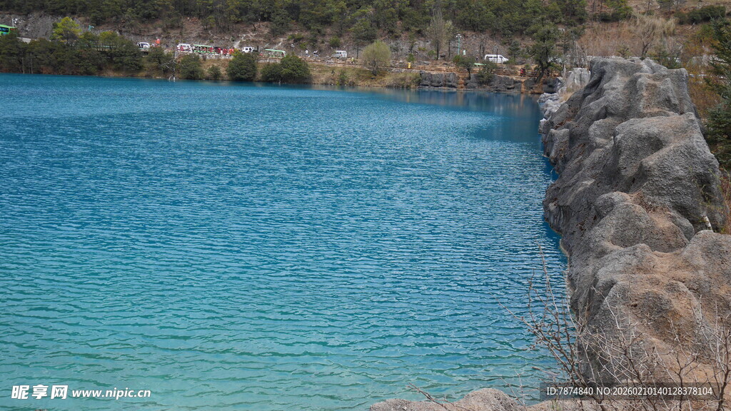 清澈蓝湖与岸边岩石景观