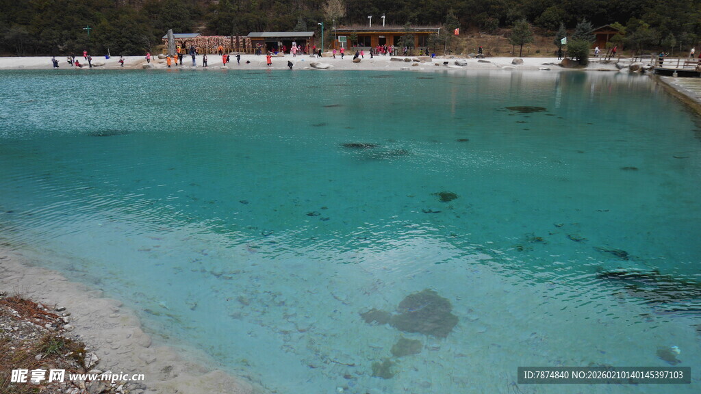 清澈见底的美丽海滨风光