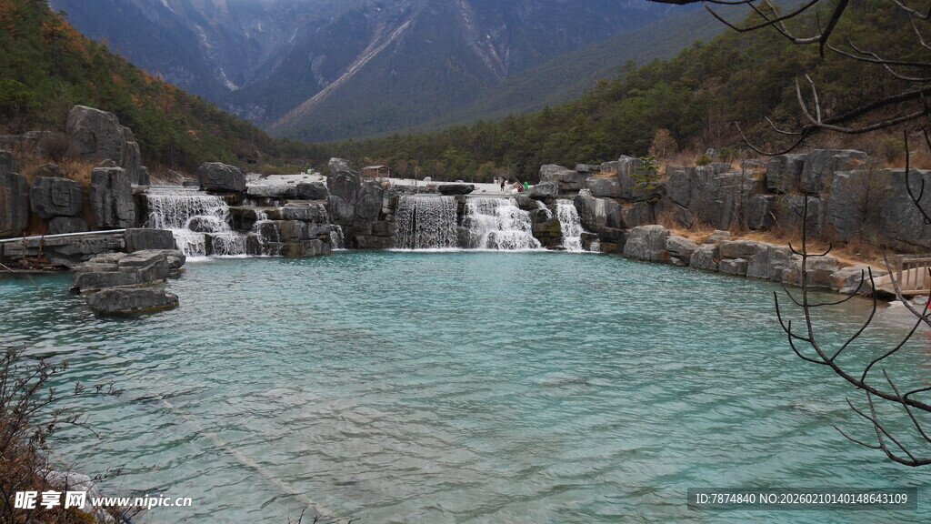 山间碧潭瀑布美景