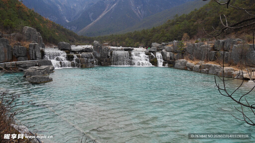 秀丽山间蓝绿色溪流瀑布