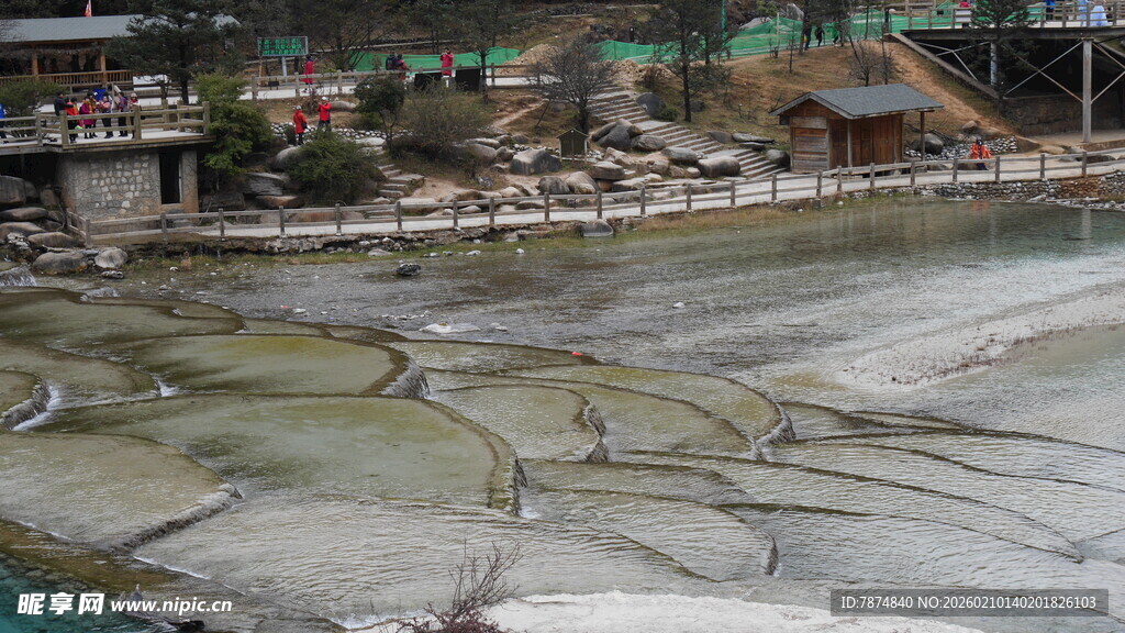 户外露天温泉场景