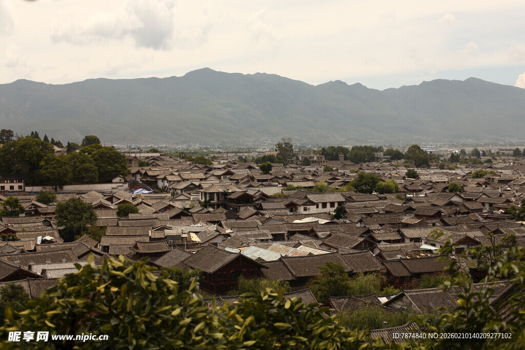 俯瞰古朴村落与远山