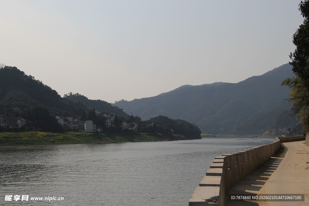 江边漫步景 宁静山水情