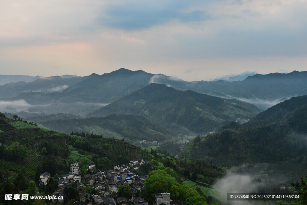 山间村落 云雾缭绕美景